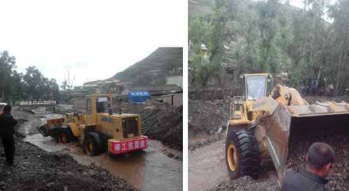 柳工装载机正在为灾区文兴村清理河道。