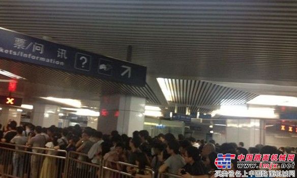 北京地铁十号线今晨现故障 乘客滞留站台