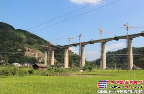 贵州：沪昆客专铁路下庄特大桥连续梁合龙
