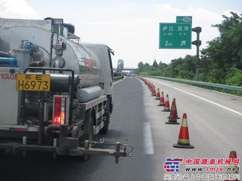 美通筑机新型砂浆洒布车 高速公路试验取得完满成功