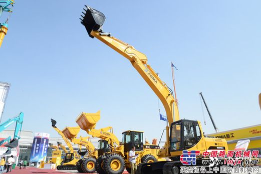 亚欧博览会：厦工机械表演挖掘机抓举鸡蛋