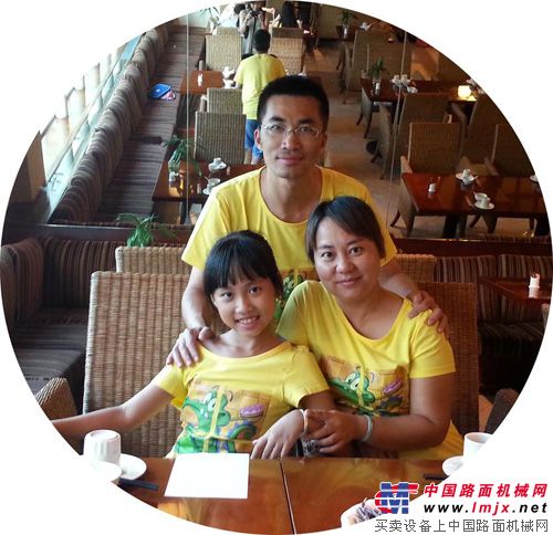 　　　陈晖与妻子、女儿在一起