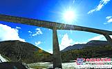 西藏：铁路首次飞跨雅鲁藏布江