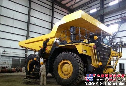中國首批小鬆HD785-7礦用卡車組裝完成