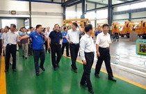 徐州市经信委领导到海伦哲公司参观考察