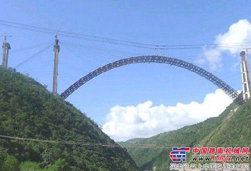 云桂铁路世界最大钢混拱桥4240吨钢管拱精准合龙