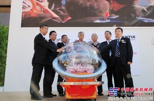 山推多种新品亮相北京BICES2013