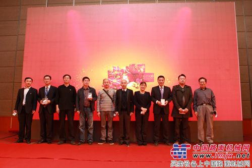 二等奖获得者与开云官方入口
总经理方剑仙合影