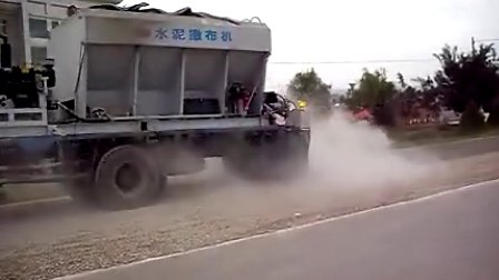 陝西萬裏水泥撒布機現場施工