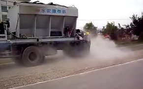 陕西万里水泥撒布机现场施工