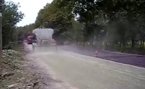 陕西万里水泥撒布机现场施工视频