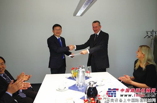 德国北威州投资署向徐工欧洲采购中心赠送大礼包