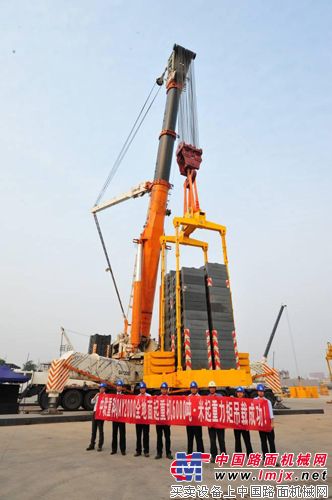  中联重科QAY2000全地面起重机完成了6000吨·米的最大额定起重力矩吊载试验