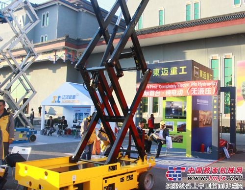 东迈重工展出的国际首台的纯电动（无液压）自行走垂直柱式高空作业平