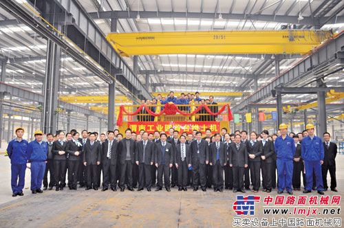 土方机械公司领导、员工在渭南工业园第一台推土机下线仪式现场合影。.jpg