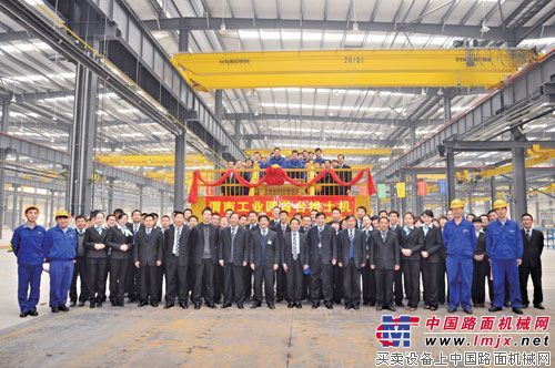 中聯重科渭南工業園三期竣工 第一台推土機成功下線