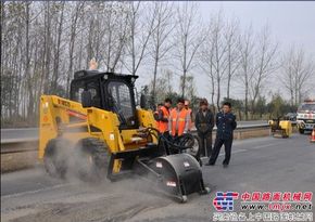 福威重工滑移装载机助力灌南公路养护