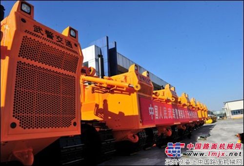 山推为武警部队打造的设备发车