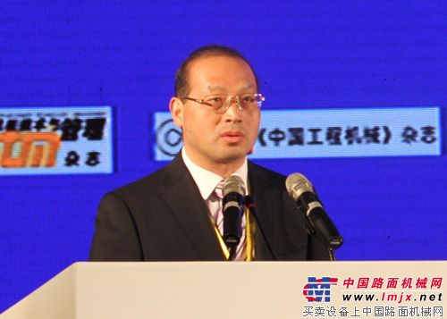 国机重工董事长吴培国代表协会宣读在信用体系建设取得突出成绩的副会长单位、常务理事单位、理事单位