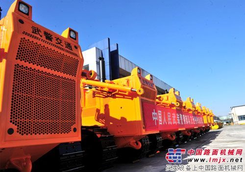 中国武警部队定制山推设备顺利发车