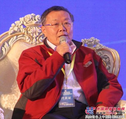 山河智能装备集团董事长何清华在高层对话中发表讲话