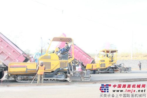三一两台WTU95沥青摊铺机助力郑登高速公路建设 