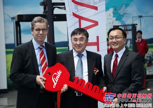 郭進鵬先生將第100,000台林德叉車的鑰匙交予長春一汽國際物流有限公司客戶代表