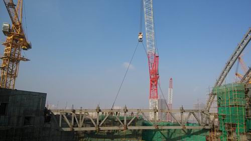中联QUY450履带吊发力 开吊新疆大剧院钢结构工程南侧楼层桁架