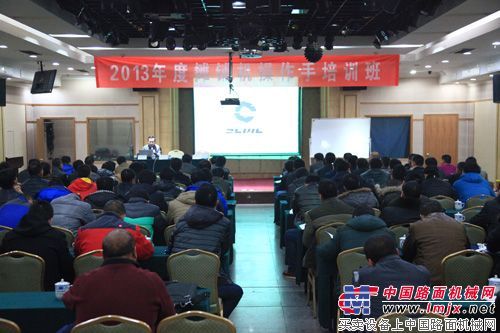 陕建机为摊铺机操作手“加油充电”