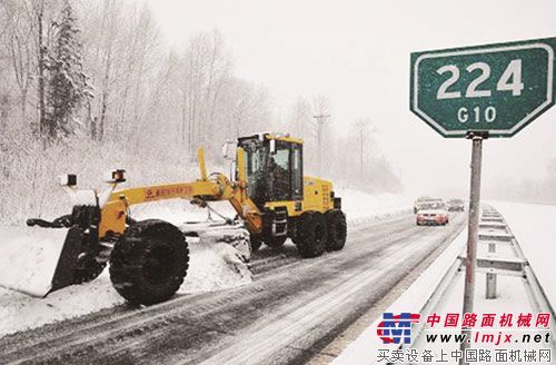 徐工“金” 除雪清障担大任