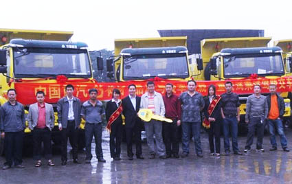 中国重汽25台自卸车交付用户