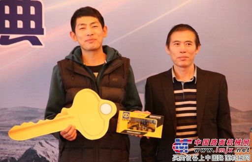 赵益民总经理（右）为开业现场第一台订单客户颁发钥匙