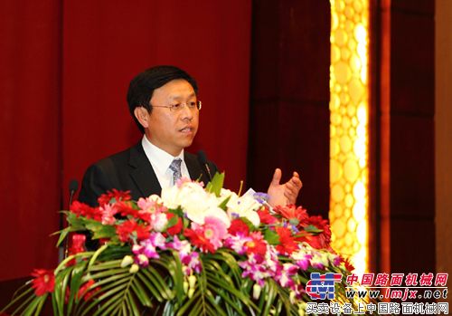 山重建机副总经理王鲁峰发表讲话