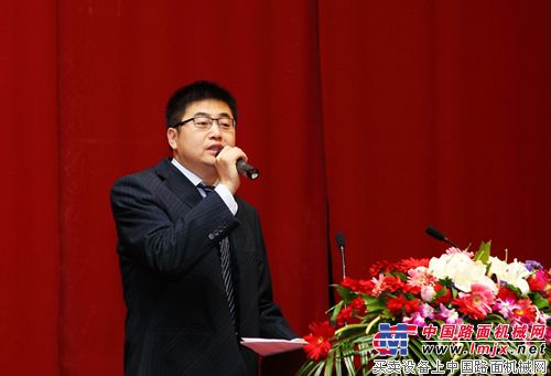 总经理助理、营销部部长刘甲军主持会议