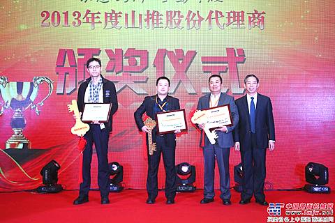 山推股份有限公司副总经理李殿和与优秀代理商合影