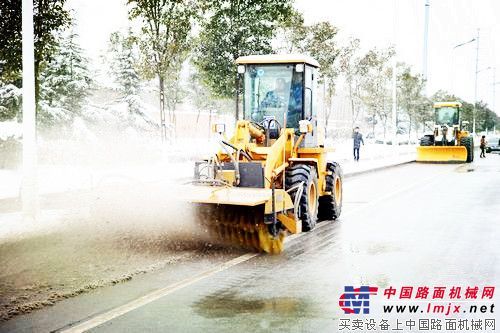 破雪天城市道路难题 徐工机械除雪机给力