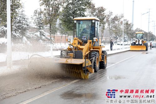 徐工除雪机械助力徐州道路清理积雪