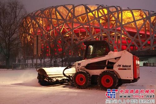山猫装载机助力奥林匹克中心区 除雪