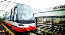 我国新一代永磁有轨电车在青岛中国南车下线