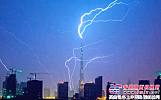 閃電擊中迪拜哈利法塔 攝影師捕捉罕見瞬間