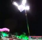 印度新娘坐吊车欲演绎"飞仙" 翻车致1死4伤