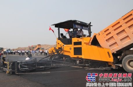陕建机“SCMC”牌沥青混凝土摊铺机被认定为“西安名牌产品”