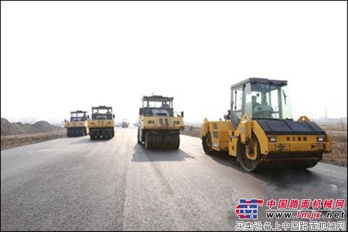徐工成套路面设备铺设柘汪港区金色大道 