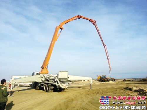 中联重科52米混凝土泵车作业现场。