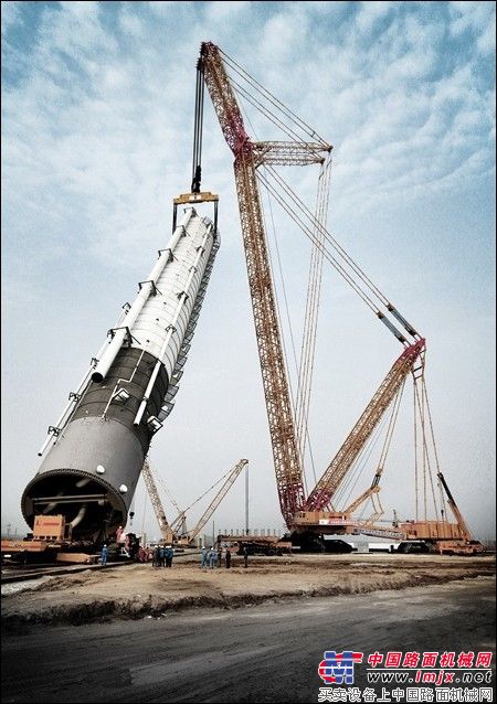 “全球第一吊”徐工4000吨级履带起重机成功首吊