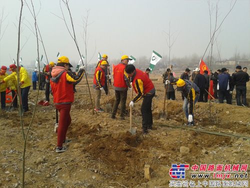 山东临工组织员工参加"青春绿色行动·共建美丽临沂" 植树节活动