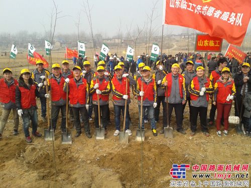 山东临工组织员工参加"青春绿色行动·共建美丽临沂" 植树节活动
