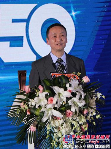 日立建机（上海）有限公司产品支援本部总工程师汪渊在颁奖典礼上发言