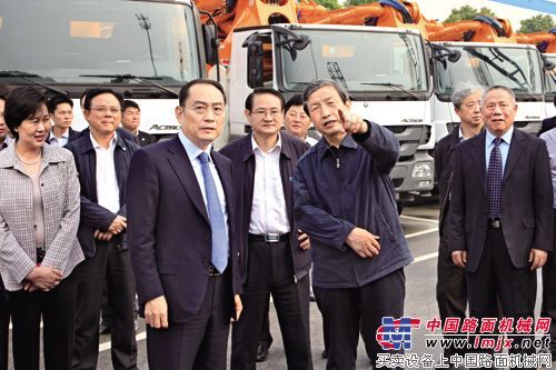 中共中央政治局委员、国务院副总理马凯视察中联重科