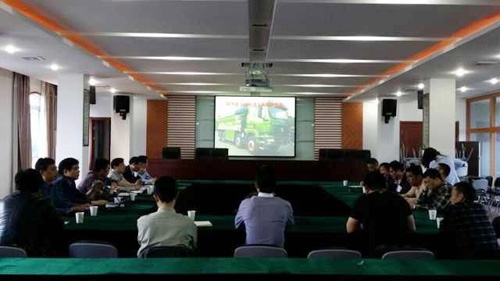 陕汽重卡绿色新型渣土车解决方案研讨会在杭州萧山区举行.jpg
